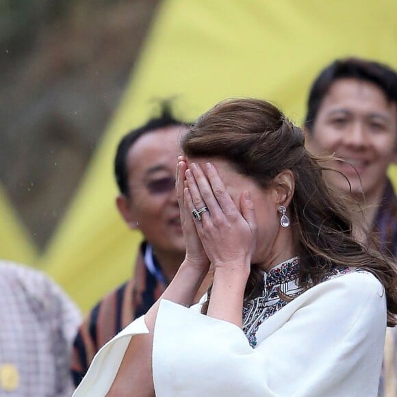 Kate Catherine Middleton, duchesse de Cambridge, s'exerce au tir à l'arc sous l'oeil amusé du prince William, duc de Cambridge, à Thimphou, à l'occasion de leur voyage officiel au Bhoutan. Le 14 avril 2016  The Duchess of Cambridge reacts after throwing a dart at an archery event in Thimphu, Bhutan, during day five of the royal tour to India and Bhutan.14/04/2016 - Paro