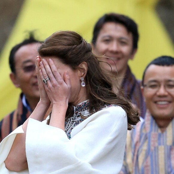 Kate Catherine Middleton, duchesse de Cambridge, s'exerce au tir à l'arc sous l'oeil amusé du prince William, duc de Cambridge, à Thimphou, à l'occasion de leur voyage officiel au Bhoutan. Le 14 avril 2016  The Duchess of Cambridge reacts after throwing a dart at an archery event in Thimphu, Bhutan, during day five of the royal tour to India and Bhutan.14/04/2016 - Paro