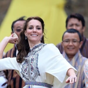 Kate Catherine Middleton, duchesse de Cambridge, s'exerce au tir à l'arc sous l'oeil amusé du prince William, duc de Cambridge, à Thimphou, à l'occasion de leur voyage officiel au Bhoutan. Le 14 avril 2016  The Duchess of Cambridge throwing a dart at an archery event in Thimphu, Bhutan, during day five of the royal tour to India and Bhutan.14/04/2016 - Paro