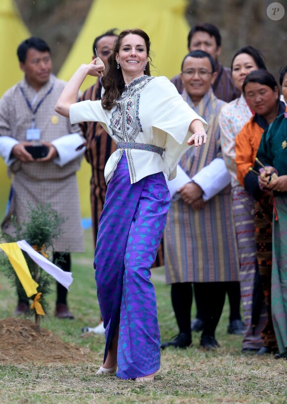 Kate Catherine Middleton, duchesse de Cambridge, s'exerce au tir à l'arc sous l'oeil amusé du prince William, duc de Cambridge, à Thimphou, à l'occasion de leur voyage officiel au Bhoutan. Le 14 avril 2016  The Duchess of Cambridge throwing a dart at an archery event in Thimphu, Bhutan, during day five of the royal tour to India and Bhutan.14/04/2016 - Paro