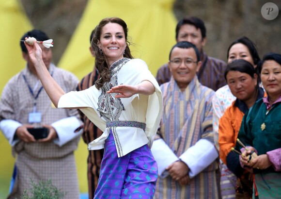 Kate Catherine Middleton, duchesse de Cambridge, s'exerce au tir à l'arc sous l'oeil amusé du prince William, duc de Cambridge, à Thimphou, à l'occasion de leur voyage officiel au Bhoutan. Le 14 avril 2016  The Duchess of Cambridge throwing a dart at an archery event in Thimphu, Bhutan, during day five of the royal tour to India and Bhutan.14/04/2016 - Paro