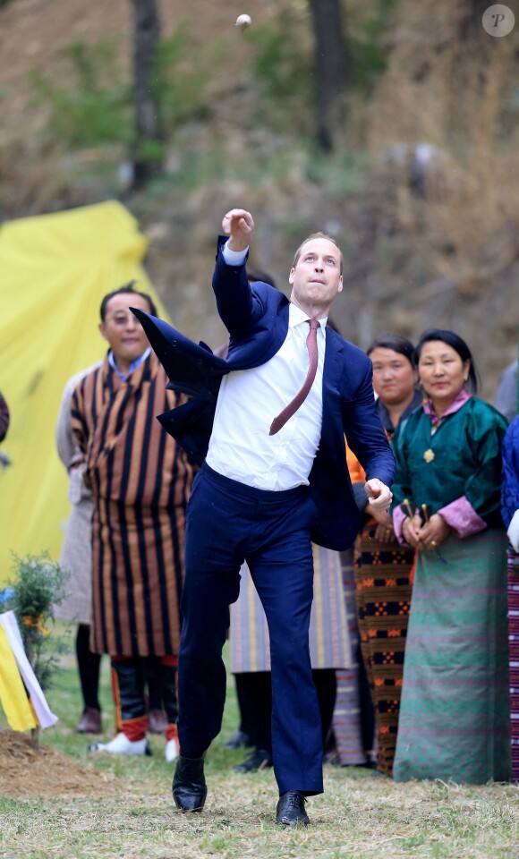 Kate Catherine Middleton, duchesse de Cambridge, s'exerce au tir à l'arc sous l'oeil amusé du prince William, duc de Cambridge, à Thimphou, à l'occasion de leur voyage officiel au Bhoutan. Le 14 avril 2016  The Duchess of Cambridge throws a dart during a Bhutanese sporting demonstration in Thimphu, Bhutan, during day five of the royal tour to India and Bhutan.14/04/2016 - Paro