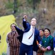 Kate Catherine Middleton, duchesse de Cambridge, s'exerce au tir à l'arc sous l'oeil amusé du prince William, duc de Cambridge, à Thimphou, à l'occasion de leur voyage officiel au Bhoutan. Le 14 avril 2016  The Duchess of Cambridge throws a dart during a Bhutanese sporting demonstration in Thimphu, Bhutan, during day five of the royal tour to India and Bhutan.14/04/2016 - Paro