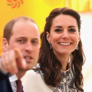 Kate Catherine Middleton, duchesse de Cambridge, s'exerce au tir à l'arc sous l'oeil amusé du prince William, duc de Cambridge, à Thimphou, à l'occasion de leur voyage officiel au Bhoutan. Le 14 avril 2016  The Duke and Duchess of Cambridge watches a Bhutanese archery demonstration in Thimphu, Bhutan, during day five of the royal tour to India and Bhutan.14/04/2016 - Paro