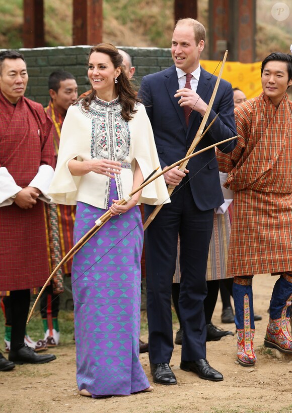 Kate Catherine Middleton, duchesse de Cambridge, s'exerce au tir à l'arc sous l'oeil amusé du prince William, duc de Cambridge, à Thimphou, à l'occasion de leur voyage officiel au Bhoutan. Le 14 avril 2016  The Duke and Duchess of Cambridge take part in a Bhutanese archery demonstration in Thimphu, Bhutan, during day five of the royal tour to India and Bhutan.14/04/2016 - Paro
