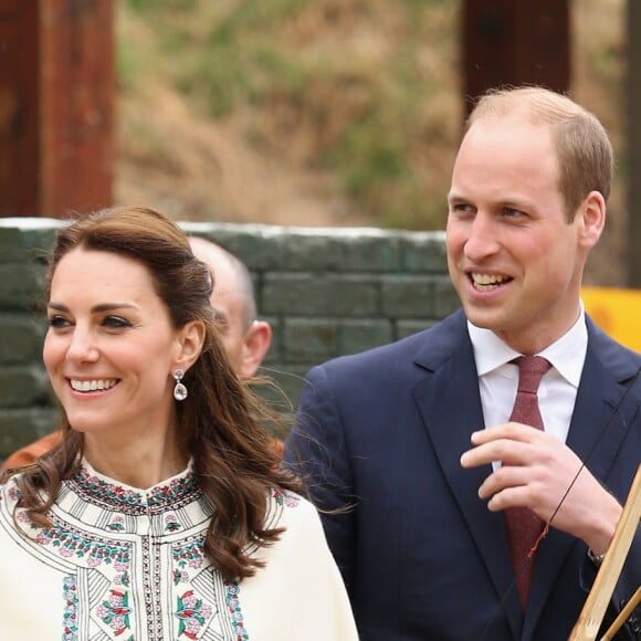 Kate Catherine Middleton, duchesse de Cambridge, s'exerce au tir à l'arc sous l'oeil amusé du prince William, duc de Cambridge, à Thimphou, à l'occasion de leur voyage officiel au Bhoutan. Le 14 avril 2016  The Duke and Duchess of Cambridge take part in a Bhutanese archery demonstration in Thimphu, Bhutan, during day five of the royal tour to India and Bhutan.14/04/2016 - Paro