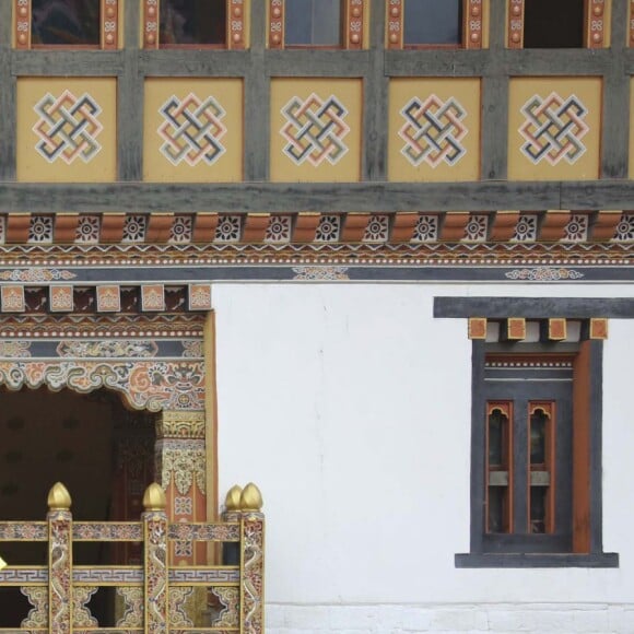 Le prince William, duc de Cambridge, et Kate Catherine Middleton, duchesse de Cambridge, arrivent à la cérémonie de bienvenue au monastère Tashichhodzong à Thimphu, à l'occasion de leur voyage au Bhoutan. Le couple princier sera reçu en audience privée par le roi Jigme Khesar Namgyel Wangchuck et la reine Jetsun Pema. Le 14 avril 2016  14th April 2016 Thimphu Bhutan Britain's Prince William and Catherine, Duchess of Cambridge, are welcomed by a Chipdrel procession of musicians leading into Tashichho Dzong. They will have a private audience with Their Majesties The King and Queen of Bhutan, who will then escort them through the series of courtyards to the Temple for the lighting of butter candles.14/04/2016 - 