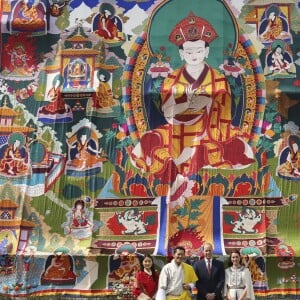 Le prince William, duc de Cambridge, et Kate Catherine Middleton, duchesse de Cambridge, arrivent à la cérémonie de bienvenue au monastère Tashichhodzong à Thimphu, à l'occasion de leur voyage au Bhoutan. Le couple princier sera reçu en audience privée par le roi Jigme Khesar Namgyel Wangchuck et la reine Jetsun Pema. Le 14 avril 2016  14th April 2016 Thimphu Bhutan Britain's Prince William and Catherine, Duchess of Cambridge, are welcomed by a Chipdrel procession of musicians leading into Tashichho Dzong. They will have a private audience with Their Majesties The King and Queen of Bhutan, who will then escort them through the series of courtyards to the Temple for the lighting of butter candles.14/04/2016 - 