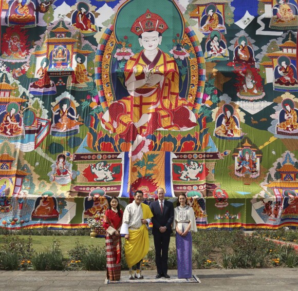 Le prince William, duc de Cambridge, et Kate Catherine Middleton, duchesse de Cambridge, arrivent à la cérémonie de bienvenue au monastère Tashichhodzong à Thimphu, à l'occasion de leur voyage au Bhoutan. Le couple princier sera reçu en audience privée par le roi Jigme Khesar Namgyel Wangchuck et la reine Jetsun Pema. Le 14 avril 2016  14th April 2016 Thimphu Bhutan Britain's Prince William and Catherine, Duchess of Cambridge, are welcomed by a Chipdrel procession of musicians leading into Tashichho Dzong. They will have a private audience with Their Majesties The King and Queen of Bhutan, who will then escort them through the series of courtyards to the Temple for the lighting of butter candles.14/04/2016 - 
