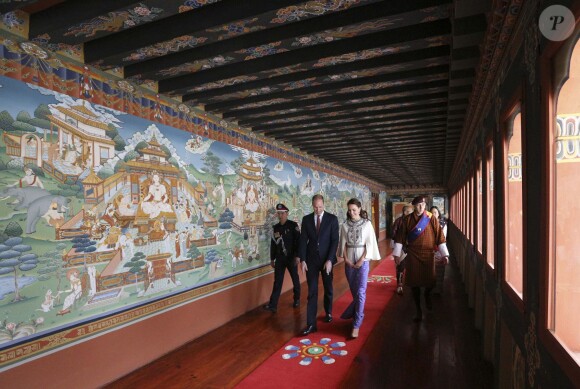Le prince William, duc de Cambridge, et Kate Catherine Middleton, duchesse de Cambridge, arrivent à la cérémonie de bienvenue au monastère Tashichhodzong à Thimphu, à l'occasion de leur voyage au Bhoutan. Le couple princier sera reçu en audience privée par le roi Jigme Khesar Namgyel Wangchuck et la reine Jetsun Pema. Le 14 avril 2016  14th April 2016 Thimphu Bhutan Britain's Prince William and Catherine, Duchess of Cambridge, are welcomed by a Chipdrel procession of musicians leading into Tashichho Dzong. They will have a private audience with Their Majesties The King and Queen of Bhutan, who will then escort them through the series of courtyards to the Temple for the lighting of butter candles.14/04/2016 - 