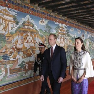 Le prince William, duc de Cambridge, et Kate Catherine Middleton, duchesse de Cambridge, arrivent à la cérémonie de bienvenue au monastère Tashichhodzong à Thimphu, à l'occasion de leur voyage au Bhoutan. Le couple princier sera reçu en audience privée par le roi Jigme Khesar Namgyel Wangchuck et la reine Jetsun Pema. Le 14 avril 2016  14th April 2016 Thimphu Bhutan Britain's Prince William and Catherine, Duchess of Cambridge, are welcomed by a Chipdrel procession of musicians leading into Tashichho Dzong. They will have a private audience with Their Majesties The King and Queen of Bhutan, who will then escort them through the series of courtyards to the Temple for the lighting of butter candles.14/04/2016 - 