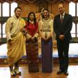 Le prince William et Kate Catherine Middleton au monastère Tashichhodzong à Thimphu, à l'occasion de leur voyage au Bhoutan, avec le le roi Jigme Khesar Namgyel Wangchuck et la reine Jetsun Pema le 14 avril 2016