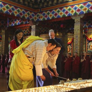 Le prince William, duc de Cambridge, et Kate Catherine Middleton, duchesse de Cambridge, arrivent à la cérémonie de bienvenue au monastère Tashichhodzong à Thimphu, à l'occasion de leur voyage au Bhoutan. Le couple princier sera reçu en audience privée par le roi Jigme Khesar Namgyel Wangchuck et la reine Jetsun Pema. Le 14 avril 2016  14th April 2016 Thimphu Bhutan Britain's Prince William and Catherine, Duchess of Cambridge, are welcomed by a Chipdrel procession of musicians leading into Tashichho Dzong. They will have a private audience with Their Majesties The King and Queen of Bhutan, who will then escort them through the series of courtyards to the Temple for the lighting of butter candles.14/04/2016 - 