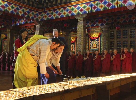 Le prince William, duc de Cambridge, et Kate Catherine Middleton, duchesse de Cambridge, arrivent à la cérémonie de bienvenue au monastère Tashichhodzong à Thimphu, à l'occasion de leur voyage au Bhoutan. Le couple princier sera reçu en audience privée par le roi Jigme Khesar Namgyel Wangchuck et la reine Jetsun Pema. Le 14 avril 2016  14th April 2016 Thimphu Bhutan Britain's Prince William and Catherine, Duchess of Cambridge, are welcomed by a Chipdrel procession of musicians leading into Tashichho Dzong. They will have a private audience with Their Majesties The King and Queen of Bhutan, who will then escort them through the series of courtyards to the Temple for the lighting of butter candles.14/04/2016 - 