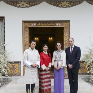 Le prince William, duc de Cambridge, et Kate Catherine Middleton, duchesse de Cambridge, arrivent à la cérémonie de bienvenue au monastère Tashichhodzong à Thimphu, à l'occasion de leur voyage au Bhoutan. Le couple princier sera reçu en audience privée par le roi Jigme Khesar Namgyel Wangchuck et la reine Jetsun Pema. Le 14 avril 2016  14th April 2016 Thimphu Bhutan Britain's Prince William and Catherine, Duchess of Cambridge, are welcomed by a Chipdrel procession of musicians leading into Tashichho Dzong. They will have a private audience with Their Majesties The King and Queen of Bhutan, who will then escort them through the series of courtyards to the Temple for the lighting of butter candles.14/04/2016 - 