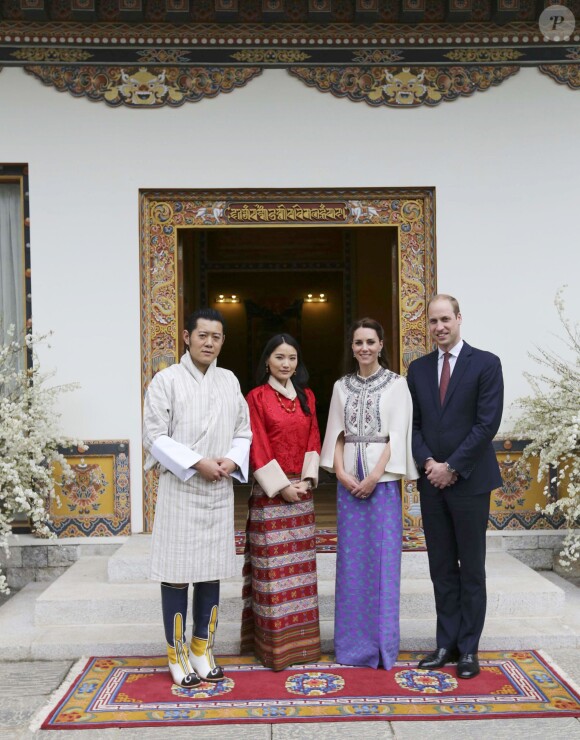 Le prince William, duc de Cambridge, et Kate Catherine Middleton, duchesse de Cambridge, arrivent à la cérémonie de bienvenue au monastère Tashichhodzong à Thimphu, à l'occasion de leur voyage au Bhoutan. Le couple princier sera reçu en audience privée par le roi Jigme Khesar Namgyel Wangchuck et la reine Jetsun Pema. Le 14 avril 2016  14th April 2016 Thimphu Bhutan Britain's Prince William and Catherine, Duchess of Cambridge, are welcomed by a Chipdrel procession of musicians leading into Tashichho Dzong. They will have a private audience with Their Majesties The King and Queen of Bhutan, who will then escort them through the series of courtyards to the Temple for the lighting of butter candles.14/04/2016 - 