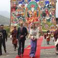 Le prince William, duc de Cambridge, et Kate Catherine Middleton, duchesse de Cambridge, arrivent à la cérémonie de bienvenue au monastère Tashichhodzong à Thimphu, à l'occasion de leur voyage au Bhoutan. Le couple princier sera reçu en audience privée par le roi Jigme Khesar Namgyel Wangchuck et la reine Jetsun Pema. Le 14 avril 2016  14th April 2016 Thimphu Bhutan Britain's Prince William and Catherine, Duchess of Cambridge, are welcomed by a Chipdrel procession of musicians leading into Tashichho Dzong. They will have a private audience with Their Majesties The King and Queen of Bhutan, who will then escort them through the series of courtyards to the Temple for the lighting of butter candles.14/04/2016 - 