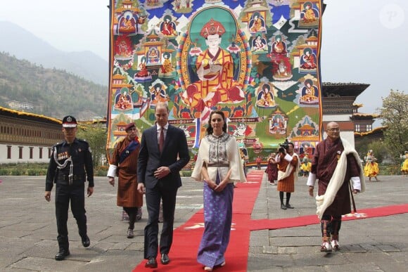 Le prince William, duc de Cambridge, et Kate Catherine Middleton, duchesse de Cambridge, arrivent à la cérémonie de bienvenue au monastère Tashichhodzong à Thimphu, à l'occasion de leur voyage au Bhoutan. Le couple princier sera reçu en audience privée par le roi Jigme Khesar Namgyel Wangchuck et la reine Jetsun Pema. Le 14 avril 2016  14th April 2016 Thimphu Bhutan Britain's Prince William and Catherine, Duchess of Cambridge, are welcomed by a Chipdrel procession of musicians leading into Tashichho Dzong. They will have a private audience with Their Majesties The King and Queen of Bhutan, who will then escort them through the series of courtyards to the Temple for the lighting of butter candles.14/04/2016 - 