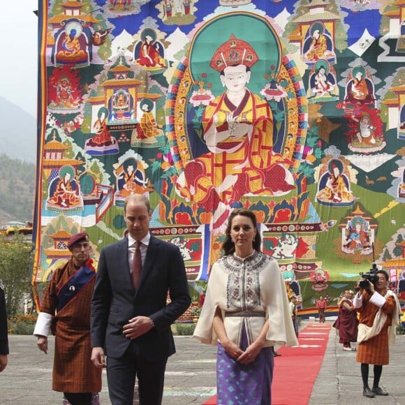 Le prince William, duc de Cambridge, et Kate Catherine Middleton, duchesse de Cambridge, arrivent à la cérémonie de bienvenue au monastère Tashichhodzong à Thimphu, à l'occasion de leur voyage au Bhoutan. Le couple princier sera reçu en audience privée par le roi Jigme Khesar Namgyel Wangchuck et la reine Jetsun Pema. Le 14 avril 2016  14th April 2016 Thimphu Bhutan Britain's Prince William and Catherine, Duchess of Cambridge, are welcomed by a Chipdrel procession of musicians leading into Tashichho Dzong. They will have a private audience with Their Majesties The King and Queen of Bhutan, who will then escort them through the series of courtyards to the Temple for the lighting of butter candles.14/04/2016 - 