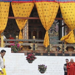 Le prince William, duc de Cambridge, et Kate Catherine Middleton, duchesse de Cambridge, arrivent à la cérémonie de bienvenue au monastère Tashichhodzong à Thimphu, à l'occasion de leur voyage au Bhoutan. Le couple princier sera reçu en audience privée par le roi Jigme Khesar Namgyel Wangchuck et la reine Jetsun Pema. Le 14 avril 2016  14th April 2016 Thimphu Bhutan Britain's Prince William and Catherine, Duchess of Cambridge, are welcomed by a Chipdrel procession of musicians leading into Tashichho Dzong. They will have a private audience with Their Majesties The King and Queen of Bhutan, who will then escort them through the series of courtyards to the Temple for the lighting of butter candles.14/04/2016 - 