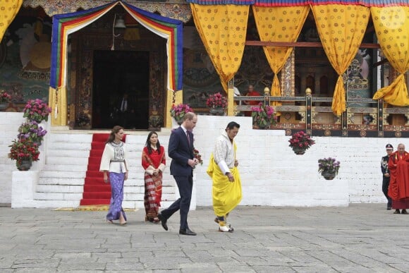 Le prince William, duc de Cambridge, et Kate Catherine Middleton, duchesse de Cambridge, arrivent à la cérémonie de bienvenue au monastère Tashichhodzong à Thimphu, à l'occasion de leur voyage au Bhoutan. Le couple princier sera reçu en audience privée par le roi Jigme Khesar Namgyel Wangchuck et la reine Jetsun Pema. Le 14 avril 2016  14th April 2016 Thimphu Bhutan Britain's Prince William and Catherine, Duchess of Cambridge, are welcomed by a Chipdrel procession of musicians leading into Tashichho Dzong. They will have a private audience with Their Majesties The King and Queen of Bhutan, who will then escort them through the series of courtyards to the Temple for the lighting of butter candles.14/04/2016 - 