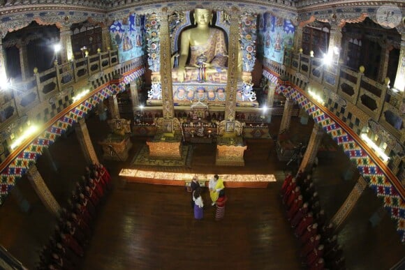 Le prince William, duc de Cambridge, et Kate Catherine Middleton, duchesse de Cambridge, arrivent à la cérémonie de bienvenue au monastère Tashichhodzong à Thimphu, à l'occasion de leur voyage au Bhoutan. Le couple princier sera reçu en audience privée par le roi Jigme Khesar Namgyel Wangchuck et la reine Jetsun Pema. Le 14 avril 2016  14th April 2016 Thimphu Bhutan Britain's Prince William and Catherine, Duchess of Cambridge, are welcomed by a Chipdrel procession of musicians leading into Tashichho Dzong. They will have a private audience with Their Majesties The King and Queen of Bhutan, who will then escort them through the series of courtyards to the Temple for the lighting of butter candles.14/04/2016 - 