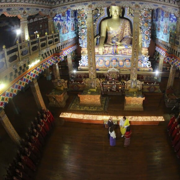 Le prince William, duc de Cambridge, et Kate Catherine Middleton, duchesse de Cambridge, arrivent à la cérémonie de bienvenue au monastère Tashichhodzong à Thimphu, à l'occasion de leur voyage au Bhoutan. Le couple princier sera reçu en audience privée par le roi Jigme Khesar Namgyel Wangchuck et la reine Jetsun Pema. Le 14 avril 2016  14th April 2016 Thimphu Bhutan Britain's Prince William and Catherine, Duchess of Cambridge, are welcomed by a Chipdrel procession of musicians leading into Tashichho Dzong. They will have a private audience with Their Majesties The King and Queen of Bhutan, who will then escort them through the series of courtyards to the Temple for the lighting of butter candles.14/04/2016 - 