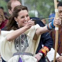 Kate Middleton au Bhoutan : Archère hilare et stylée "local" face à sa "jumelle"