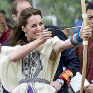 Kate Middleton, duchesse de Cambridge, s'exerce au tir à l'arc sous l'oeil amusé du prince William, duc de Cambridge, à Thimphu, à l'occasion de leur voyage officiel au Bhoutan le 14 avril 2016 © i-Images / Zuma Press / Bestimage 14/04/2016 - Thimphou