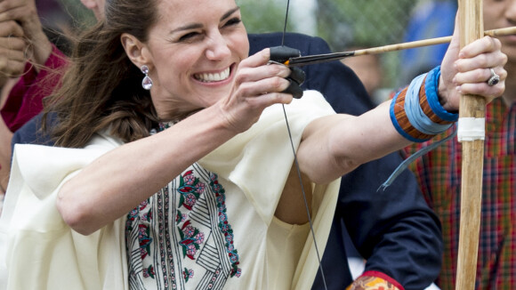 Kate Middleton au Bhoutan : Archère hilare et stylée "local" face à sa "jumelle"