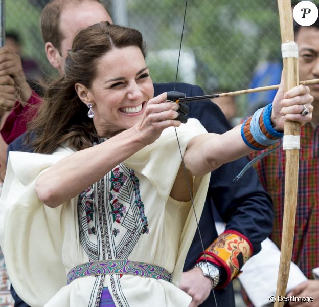 Kate Middleton, duchesse de Cambridge, s'exerce au tir à l'arc sous l'oeil amusé du prince William, duc de Cambridge, à Thimphu, à l'occasion de leur voyage officiel au Bhoutan le 14 avril 2016 © i-Images / Zuma Press / Bestimage 14/04/2016 - Thimphou