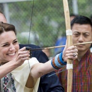 Kate Catherine Middleton, duchesse de Cambridge, s'exerce au tir à l'arc sous l'oeil amusé du prince William, duc de Cambridge, à Thimphou, à l'occasion de leur voyage officiel au Bhoutan. Le 14 avril 2016 © i-Images / Zuma Press / Bestimage 14/04/2016 - Thimphou