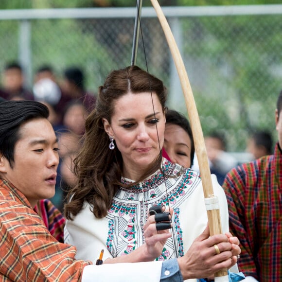 Kate Catherine Middleton, duchesse de Cambridge, s'exerce au tir à l'arc sous l'oeil amusé du prince William, duc de Cambridge, à Thimphou, à l'occasion de leur voyage officiel au Bhoutan. Le 14 avril 2016 © i-Images / Zuma Press / Bestimage 14/04/2016 - Thimphou