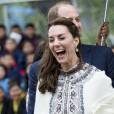Kate Catherine Middleton, duchesse de Cambridge, s'exerce au tir à l'arc sous l'oeil amusé du prince William, duc de Cambridge, à Thimphou, à l'occasion de leur voyage officiel au Bhoutan. Le 14 avril 2016 © i-Images / Zuma Press / Bestimage 14/04/2016 - Thimphou