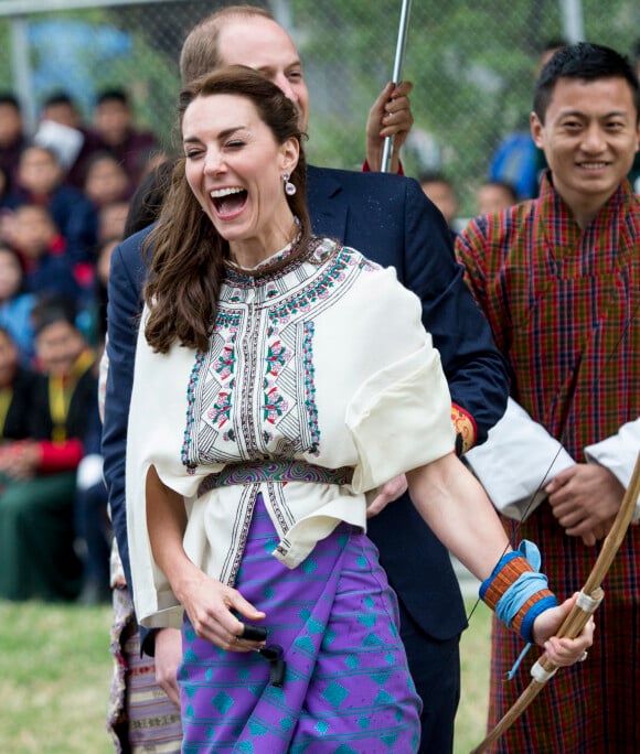 Kate Catherine Middleton, duchesse de Cambridge, s'exerce au tir à l'arc sous l'oeil amusé du prince William, duc de Cambridge, à Thimphou, à l'occasion de leur voyage officiel au Bhoutan. Le 14 avril 2016 © i-Images / Zuma Press / Bestimage 14/04/2016 - Thimphou