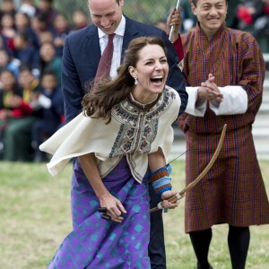 Kate Catherine Middleton, duchesse de Cambridge, s'exerce au tir à l'arc sous l'oeil amusé du prince William, duc de Cambridge, à Thimphou, à l'occasion de leur voyage officiel au Bhoutan. Le 14 avril 2016 © i-Images / Zuma Press / Bestimage 14/04/2016 - Timphu