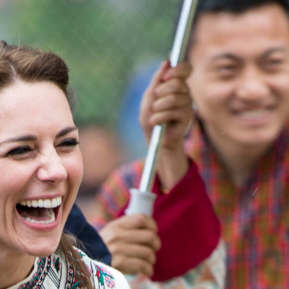 Kate Catherine Middleton, duchesse de Cambridge, s'exerce au tir à l'arc sous l'oeil amusé du prince William, duc de Cambridge, à Thimphou, à l'occasion de leur voyage officiel au Bhoutan. Le 14 avril 2016 © i-Images / Zuma Press / Bestimage 14/04/2016 - Timphu