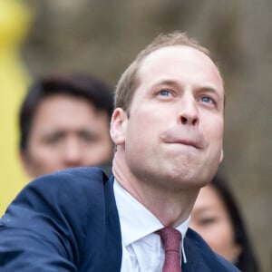 Kate Catherine Middleton, duchesse de Cambridge, s'exerce au tir à l'arc sous l'oeil amusé du prince William, duc de Cambridge, à Thimphou, à l'occasion de leur voyage officiel au Bhoutan. Le 14 avril 2016 © i-Images / Zuma Press / Bestimage 14/04/2016 - Timphu