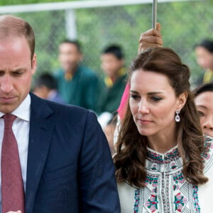 Kate Catherine Middleton, duchesse de Cambridge, s'exerce au tir à l'arc sous l'oeil amusé du prince William, duc de Cambridge, à Thimphou, à l'occasion de leur voyage officiel au Bhoutan. Le 14 avril 2016 © i-Images / Zuma Press / Bestimage 14/04/2016 - Timphu