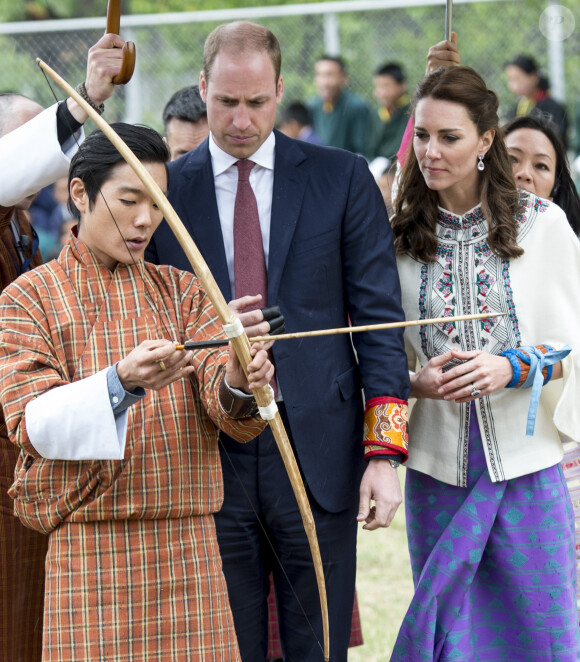 Kate Catherine Middleton, duchesse de Cambridge, s'exerce au tir à l'arc sous l'oeil amusé du prince William, duc de Cambridge, à Thimphou, à l'occasion de leur voyage officiel au Bhoutan. Le 14 avril 2016 © i-Images / Zuma Press / Bestimage 14/04/2016 - Timphu
