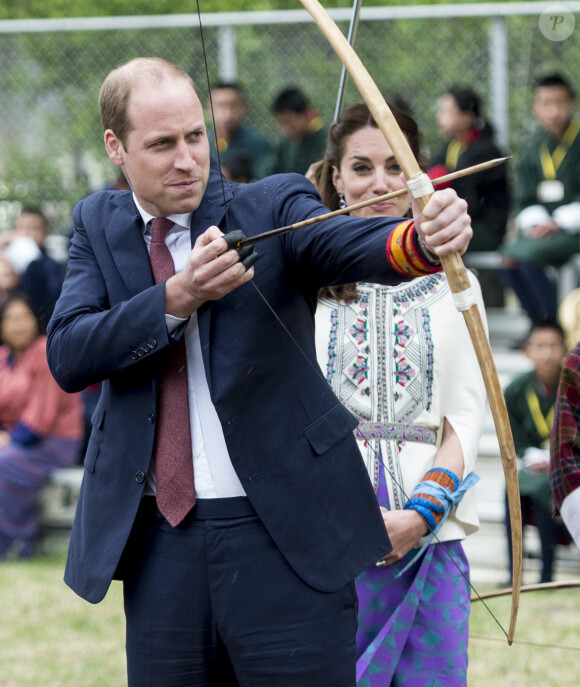 Kate Catherine Middleton, duchesse de Cambridge, s'exerce au tir à l'arc sous l'oeil amusé du prince William, duc de Cambridge, à Thimphou, à l'occasion de leur voyage officiel au Bhoutan. Le 14 avril 2016 © i-Images / Zuma Press / Bestimage 14/04/2016 - Timphu
