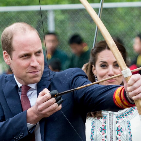 Kate Catherine Middleton, duchesse de Cambridge, s'exerce au tir à l'arc sous l'oeil amusé du prince William, duc de Cambridge, à Thimphou, à l'occasion de leur voyage officiel au Bhoutan. Le 14 avril 2016 © i-Images / Zuma Press / Bestimage 14/04/2016 - Timphu