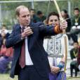 Kate Catherine Middleton, duchesse de Cambridge, s'exerce au tir à l'arc sous l'oeil amusé du prince William, duc de Cambridge, à Thimphou, à l'occasion de leur voyage officiel au Bhoutan. Le 14 avril 2016 © i-Images / Zuma Press / Bestimage 14/04/2016 - Timphu