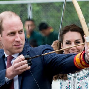 Kate Catherine Middleton, duchesse de Cambridge, s'exerce au tir à l'arc sous l'oeil amusé du prince William, duc de Cambridge, à Thimphou, à l'occasion de leur voyage officiel au Bhoutan. Le 14 avril 2016 © i-Images / Zuma Press / Bestimage 14/04/2016 - Timphu