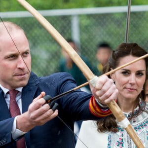 Kate Catherine Middleton, duchesse de Cambridge, s'exerce au tir à l'arc sous l'oeil amusé du prince William, duc de Cambridge, à Thimphou, à l'occasion de leur voyage officiel au Bhoutan. Le 14 avril 2016 © i-Images / Zuma Press / Bestimage 14/04/2016 - Timphu