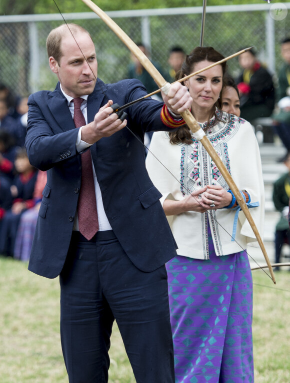 Kate Catherine Middleton, duchesse de Cambridge, s'exerce au tir à l'arc sous l'oeil amusé du prince William, duc de Cambridge, à Thimphou, à l'occasion de leur voyage officiel au Bhoutan. Le 14 avril 2016 © i-Images / Zuma Press / Bestimage 14/04/2016 - Timphu