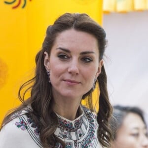 Kate Catherine Middleton, duchesse de Cambridge, s'exerce au tir à l'arc sous l'oeil amusé du prince William, duc de Cambridge, à Thimphou, à l'occasion de leur voyage officiel au Bhoutan. Le 14 avril 2016  14 April 2016. The Duke and Duchess of Cambridge arrive in Bhutan for a two-day visit. One of their engagements took them to the National Stadium where there were some games going on. Both Prince William and Catherine tried their hand at archery and dart throwing.14/04/2016 - Thimphou