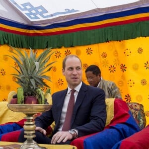 Kate Catherine Middleton, duchesse de Cambridge, s'exerce au tir à l'arc sous l'oeil amusé du prince William, duc de Cambridge, à Thimphou, à l'occasion de leur voyage officiel au Bhoutan. Le 14 avril 2016  14 April 2016. The Duke and Duchess of Cambridge arrive in Bhutan for a two-day visit. One of their engagements took them to the National Stadium where there were some games going on. Both Prince William and Catherine tried their hand at archery and dart throwing.14/04/2016 - Thimphou