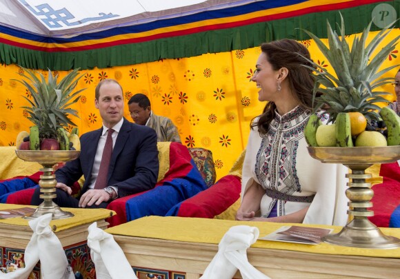 Kate Catherine Middleton, duchesse de Cambridge, s'exerce au tir à l'arc sous l'oeil amusé du prince William, duc de Cambridge, à Thimphou, à l'occasion de leur voyage officiel au Bhoutan. Le 14 avril 2016  14 April 2016. The Duke and Duchess of Cambridge arrive in Bhutan for a two-day visit. One of their engagements took them to the National Stadium where there were some games going on. Both Prince William and Catherine tried their hand at archery and dart throwing.14/04/2016 - Thimphou