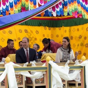 Kate Catherine Middleton, duchesse de Cambridge, s'exerce au tir à l'arc sous l'oeil amusé du prince William, duc de Cambridge, à Thimphou, à l'occasion de leur voyage officiel au Bhoutan. Le 14 avril 2016  14 April 2016. The Duke and Duchess of Cambridge arrive in Bhutan for a two-day visit. One of their engagements took them to the National Stadium where there were some games going on. Both Prince William and Catherine tried their hand at archery and dart throwing.14/04/2016 - Thimphou